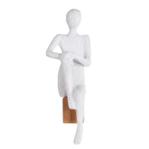 Escultura de resina na fisionomia de um homem com as mãos sobre o joelho, sobre base também de resina com abertura para ser pendurada na parede. Adorno de acabamento rústico criado para ser exposto na parede com a escultura voltada para frente como se estivesse descansando. Desenvolvido e fabricado nacionalmente pela Modali Design.