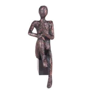 Escultura de resina na fisionomia de um homem com as mãos sobre o joelho, sobre base também de resina com abertura para ser pendurada na parede. Adorno de acabamento rústico criado para ser exposto na parede com a escultura voltada para frente como se estivesse descansando. Desenvolvido e fabricado nacionalmente pela Modali Design.
