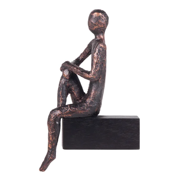 Escultura de resina na fisionomia de um homem com as mãos sobre o joelho, sobre base também de resina com abertura para ser pendurada na parede. Adorno de acabamento rústico criado para ser exposto na parede com a escultura voltada para frente como se estivesse descansando. Desenvolvido e fabricado nacionalmente pela Modali Design.