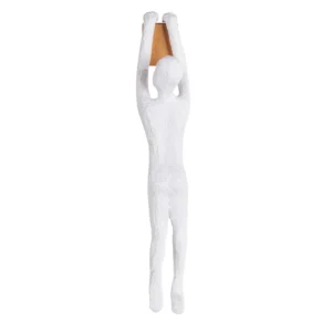 Escultura de resina na fisionomia de um homem, segurando com as mãos a base também de resina com abertura para ser pendurada na parede. Adorno de acabamento rústico criado para ser exposto na parede com a escultura voltada para frente como se estivesse pendurado. Desenvolvido e fabricado nacionalmente pela Modali Design.