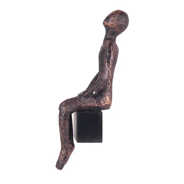 Escultura de resina na fisionomia de um homem sentando olhando para cima, sobre base também de resina com abertura para ser pendurada na parede. Adorno de acabamento rústico criado para ser exposto na parede com a escultura voltada para o lado esquerdo como se estivesse observando. Desenvolvido e fabricado nacionalmente pela Modali Design.