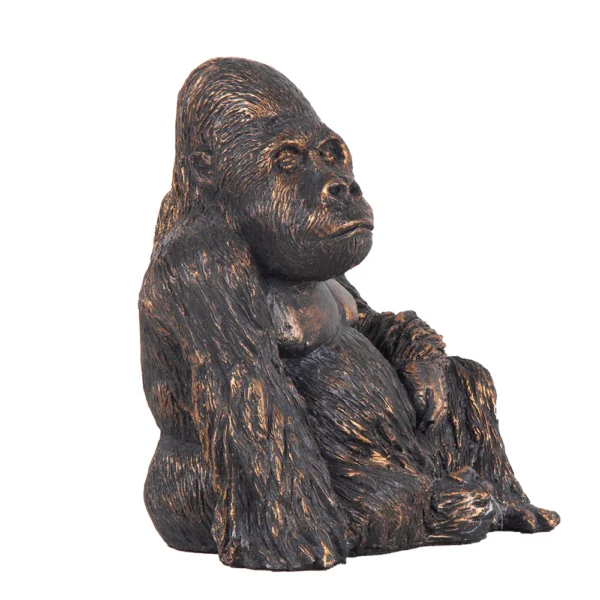 Escultura de resina na fisionomia de um gorila. Adorno de traços bem marcados, agrega personalidade a decoração e pode ser utilizado sobre mesas, bandejas e aparadores. Desenvolvido e fabricado nacionalmente pela Modali Design.
