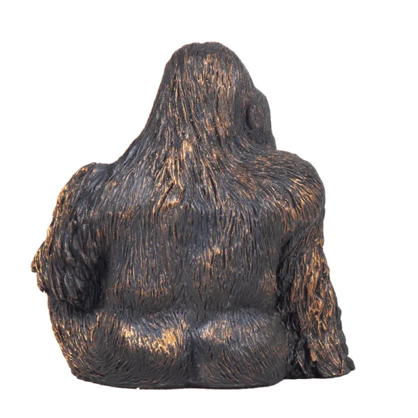 Escultura de resina na fisionomia de um gorila. Adorno de traços bem marcados, agrega personalidade a decoração e pode ser utilizado sobre mesas, bandejas e aparadores. Desenvolvido e fabricado nacionalmente pela Modali Design.