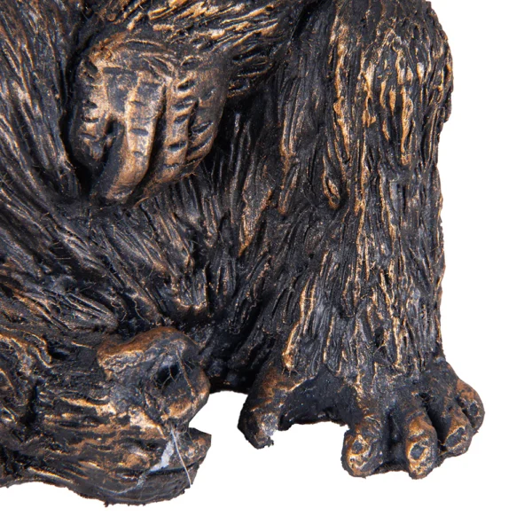 Escultura de resina na fisionomia de um gorila. Adorno de traços bem marcados, agrega personalidade a decoração e pode ser utilizado sobre mesas, bandejas e aparadores. Desenvolvido e fabricado nacionalmente pela Modali Design.