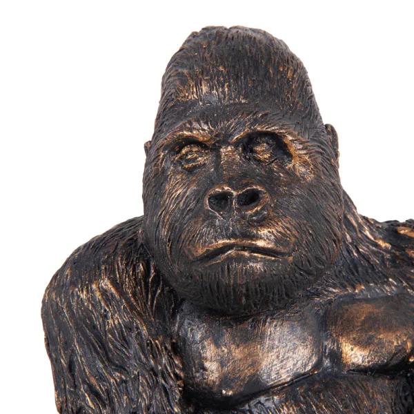 Escultura de resina na fisionomia de um gorila. Adorno de traços bem marcados, agrega personalidade a decoração e pode ser utilizado sobre mesas, bandejas e aparadores. Desenvolvido e fabricado nacionalmente pela Modali Design.
