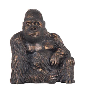 Escultura de resina na fisionomia de um gorila. Adorno de traços bem marcados, agrega personalidade a decoração e pode ser utilizado sobre mesas, bandejas e aparadores. Desenvolvido e fabricado nacionalmente pela Modali Design.