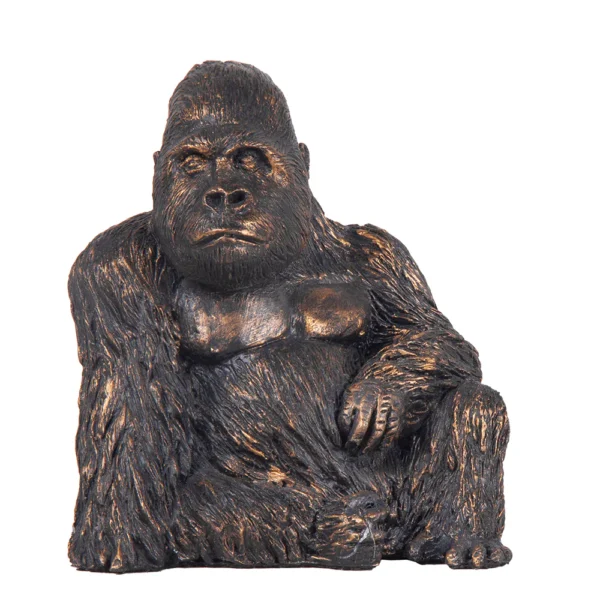 Escultura de resina na fisionomia de um gorila. Adorno de traços bem marcados, agrega personalidade a decoração e pode ser utilizado sobre mesas, bandejas e aparadores. Desenvolvido e fabricado nacionalmente pela Modali Design.