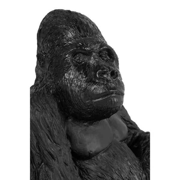 Escultura de resina na fisionomia de um gorila. Adorno de traços bem marcados, agrega personalidade a decoração e pode ser utilizado sobre mesas, bandejas e aparadores. Desenvolvido e fabricado nacionalmente pela Modali Design.