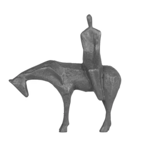 Escultura feita em resina da silhueta de um homem sentado sobre um cavalo. Adorno estilizado remete a melancolia e introspecção, pode ser utilizada sobre estantes, mesas laterais e nichos. Desenvolvido e fabricado nacionalmente pela Modali Design.