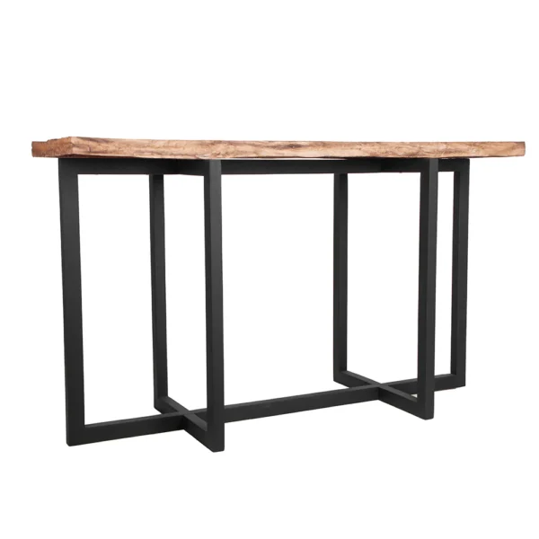 Aparador com tampo feito em resina imitando madeira, de tonalidade marrom, com corte irregular sobre pés de madeira na cor preta. Móvel de estilo medieval, de design rústico que parece ser feito de madeira de verdade, pode ser usada em salas e halls. Criação desenvolvida por Andrés Fernandez e fabricado nacionalmente pela Modali Design.