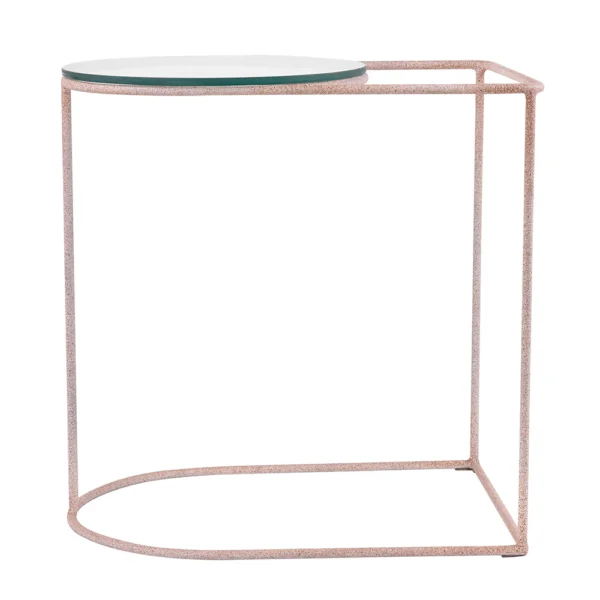 Mesa feita em metal, na tonalidade Rosé com efeito de grafite, quadrada em um dos lados e redonda com tampo de vidro na outra ponta. Móvel de design moderno, ideal para ficar em halls e salas. Criação desenvolvida por Andrés Fernandez e fabricado nacionalmente pela Modali Design.