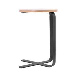 Mesa com tampo redondo de espelho e base lateral em metal na cor preta e pés em formato de Y. Móvel de design moderno ideal para ser exposta ao lado de sofá e poltronas. Criação desenvolvida por Andrés Fernandez e fabricado nacionalmente pela Modali Design.