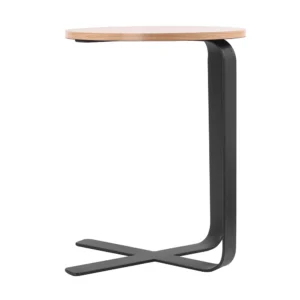 Mesa com tampo redondo de madeira e base lateral em metal na cor preta e pés cruzados. Móvel de design moderno ideal para ser exposta e encaixada ao lado de sofás. Criação desenvolvida por Andrés Fernandez e fabricado nacionalmente pela Modali Design.