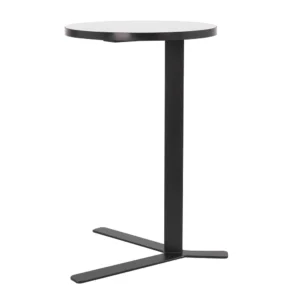 Mesa com tampo redondo de espelho e base lateral em metal na cor preta e pés em formato de Y. Móvel de design moderno ideal para ser exposta ao lado de sofá e poltronas. Criação desenvolvida por Andrés Fernandez e fabricado nacionalmente pela Modali Design.
