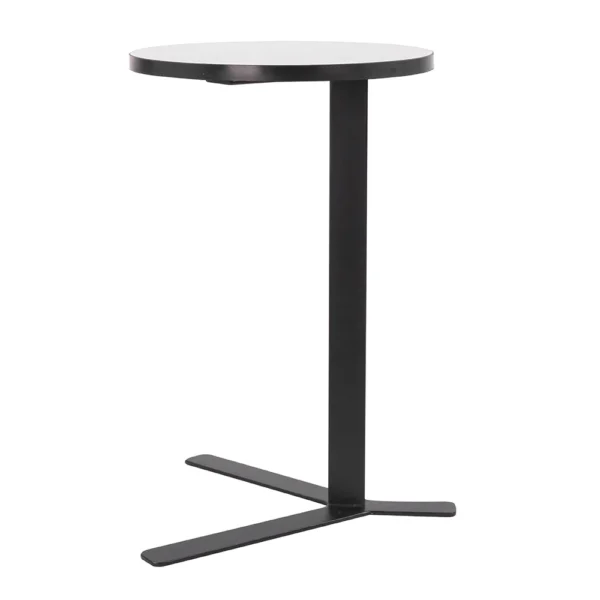 Mesa com tampo redondo de espelho e base lateral em metal na cor preta e pés em formato de Y. Móvel de design moderno ideal para ser exposta ao lado de sofá e poltronas. Criação desenvolvida por Andrés Fernandez e fabricado nacionalmente pela Modali Design.
