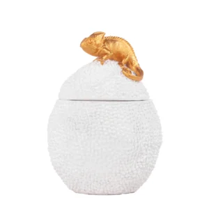Potiche feito em resina em formato que faz alusão a fruta jaca, com um camaleão na cor dourada, sobre a tampa da peça. Adorno charmoso agrega um toque tropical e singular a decoração, pode ser utilizado sobre mesas de centro e aparadores. Desenvolvido e fabricado nacionalmente pela Modali Design.