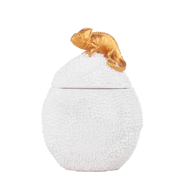 Potiche feito em resina em formato que faz alusão a fruta jaca, com um camaleão na cor dourada, sobre a tampa da peça. Adorno charmoso agrega um toque tropical e singular a decoração, pode ser utilizado sobre mesas de centro e aparadores. Desenvolvido e fabricado nacionalmente pela Modali Design.