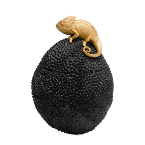 Potiche feito em resina em formato que faz alusão a fruta jaca, com um camaleão na cor dourada, sobre a tampa da peça. Adorno charmoso agrega um toque tropical e singular a decoração, pode ser utilizado sobre mesas de centro e aparadores. Desenvolvido e fabricado nacionalmente pela Modali Design.