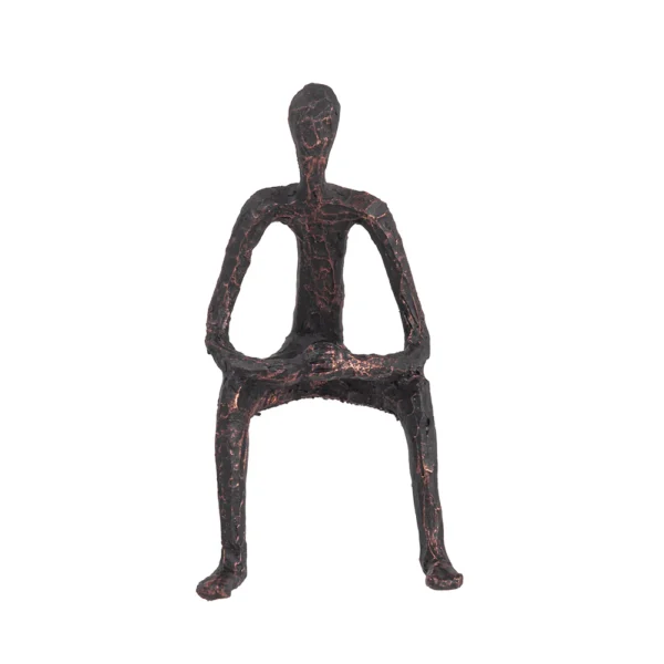 Escultura de resina na fisionomia de um homem com as mãos sobre os joelhos. Adorno de acabamento rústico criado para ser exposto em mesas, estantes, prateleiras e livros. Desenvolvido e fabricado nacionalmente pela Modali Design.
