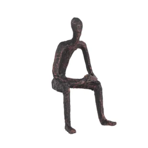 Escultura de resina na fisionomia de um homem com as mãos sobre os joelhos. Adorno de acabamento rústico criado para ser exposto em mesas, estantes, prateleiras e livros. Desenvolvido e fabricado nacionalmente pela Modali Design.