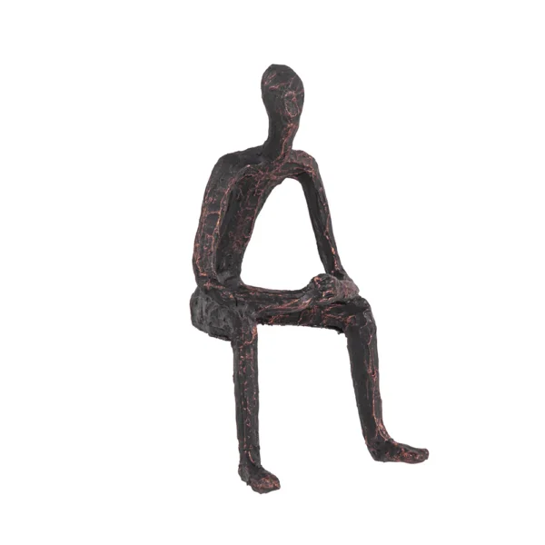 Escultura de resina na fisionomia de um homem com as mãos sobre os joelhos. Adorno de acabamento rústico criado para ser exposto em mesas, estantes, prateleiras e livros. Desenvolvido e fabricado nacionalmente pela Modali Design.