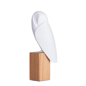 Escultura de corujinha em resina lisa de tonalidade branca e com base com aspecto de madeira natural. Peça que agrega personalidade a decoração. Desenvolvido e fabricado nacionalmente pela Modali Design.