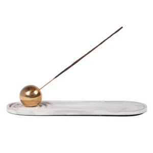 Bandeja para incenso feita em resina imitando mármore com detalhe de uma bola para armazenar o incenso em cor dourada, trás um design diferenciado que agrega um toque de elegância e sofisticação para esta peça, com certeza vai valorizar a decoração do seu ambiente. Desenvolvido e fabricado nacionalmente pela Modali Design.