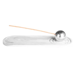 Bandeja para incenso feita em resina imitando mármore branco com detalhe de uma bola para armazenar o incenso em cor prateada, trás um design diferenciado que agrega um toque de elegância e sofisticação para esta peça, com certeza vai valorizar a decoração do seu ambiente. Desenvolvido e fabricado nacionalmente pela Modali Design.