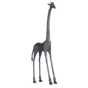Escultura de resina na forma de uma girafa. Adorno de acabamento rústico criado para ser exposto sobre mesas, aparadores e estantes. Desenvolvido e fabricado nacionalmente pela Modali Design.