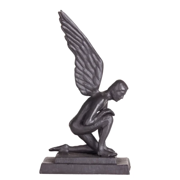Escultura de resina na forma de um anjo homem agachado com asas abertas. Adorno de acabamento rústico criado para ser exposto sobre mesas, aparadores, estantes e prateleiras. Desenvolvido e fabricado nacionalmente pela Modali Design.