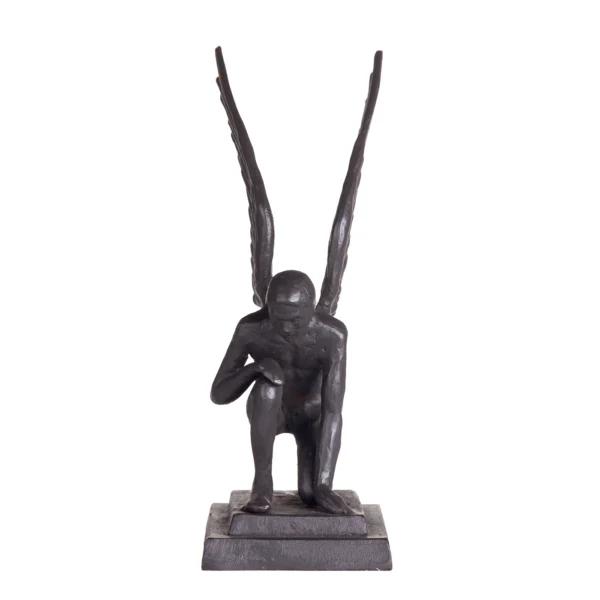 Escultura de resina na forma de um anjo homem agachado com asas abertas. Adorno de acabamento rústico criado para ser exposto sobre mesas, aparadores, estantes e prateleiras. Desenvolvido e fabricado nacionalmente pela Modali Design.