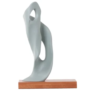 Escultura de resina com desenho artístico de movimento com base de resina com aspecto de madeira natural. Adorno de acabamento liso criado para ser exposto sobre mesas, aparadores, estantes e prateleiras. Desenvolvido e fabricado nacionalmente pela Modali Design.