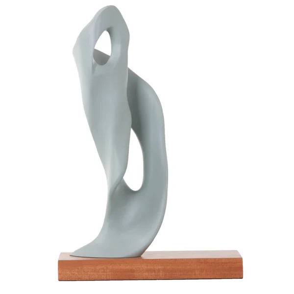 Escultura de resina com desenho artístico de movimento com base de resina com aspecto de madeira natural. Adorno de acabamento liso criado para ser exposto sobre mesas, aparadores, estantes e prateleiras. Desenvolvido e fabricado nacionalmente pela Modali Design.