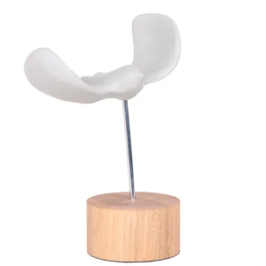 Escultura de resina com desenho artístico de gaivota voando em tonalidade bege claro, com base de madeira natural e metal prateado no centro suspendendo a gaivota. Adorno de acabamento liso criado para ser exposto sobre mesas, aparadores, estantes e prateleiras. Desenvolvido e fabricado nacionalmente pela Modali Design.