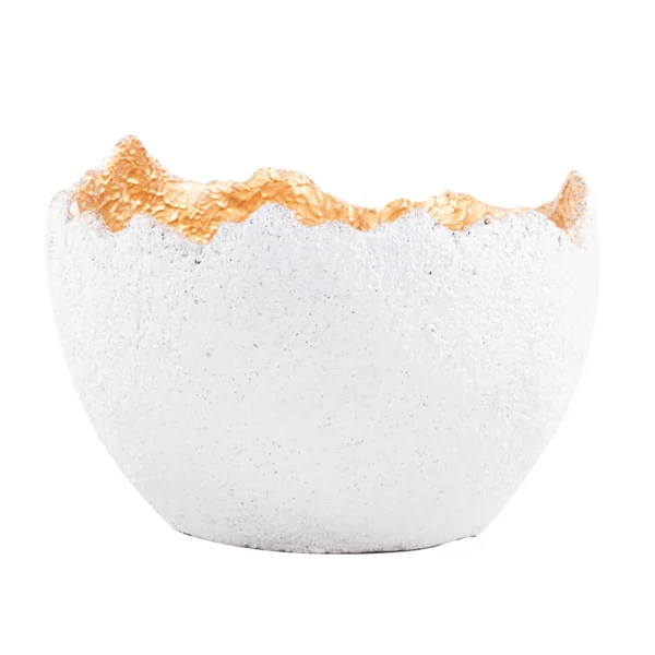 Centro de mesa feito em resina com aspecto rústico em tonalidade branca, com detalhe por dentro de dourado. Peça elegante que agrega sofisticação e se torna um diferencial na decoração. Desenvolvido e fabricado nacionalmente pela Modali Design.