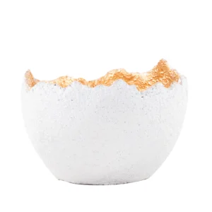Centro de mesa feito em resina com aspecto rústico em tonalidade branca, com detalhe por dentro de dourado. Peça elegante que agrega sofisticação e se torna um diferencial na decoração. Desenvolvido e fabricado nacionalmente pela Modali Design.