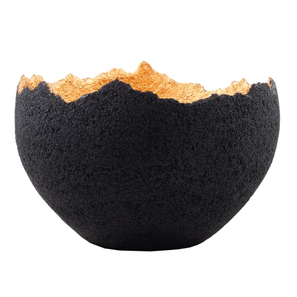 Centro de mesa feito em resina com aspecto rústico em tonalidade preta, com detalhe por dentro de dourado. Peça elegante que agrega sofisticação e se torna um diferencial na decoração. Desenvolvido e fabricado nacionalmente pela Modali Design.