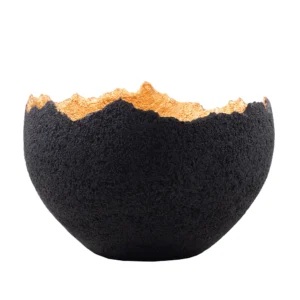 Centro de mesa feito em resina com aspecto rústico em tonalidade preta, com detalhe por dentro de dourado. Peça elegante que agrega sofisticação e se torna um diferencial na decoração. Desenvolvido e fabricado nacionalmente pela Modali Design.
