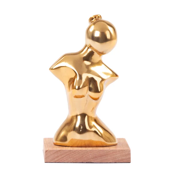 Escultura feita de alumínio em tonalidade dourada e com base de madeira natural, com desenho artístico de silhueta de uma mulher. Adorno de acabamento liso criado para ser exposto sobre mesas, aparadores, estantes e prateleiras. Desenvolvido e fabricado nacionalmente pela Modali Design.