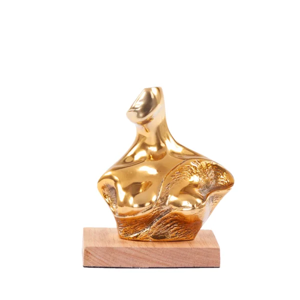 Escultura feita de alumínio em tonalidade dourada e com base de madeira natural, com desenho artístico de um busto de uma mulher. Adorno de acabamento liso criado para ser exposto sobre mesas, aparadores, estantes e prateleiras. Desenvolvido e fabricado nacionalmente pela Modali Design.