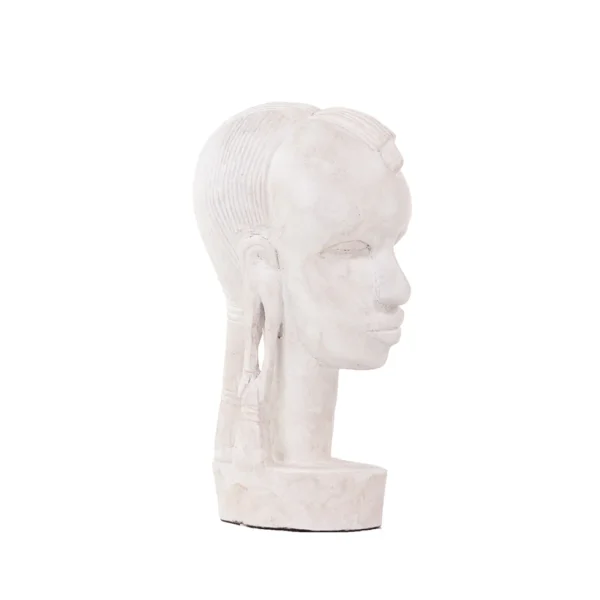 Escultura de resina com desenho artístico de um rosto de uma mulher africana com riqueza de detalhes. Adorno de acabamento liso criado para ser exposto sobre mesas, aparadores, estantes e prateleiras. Desenvolvido e fabricado nacionalmente pela Modali Design.