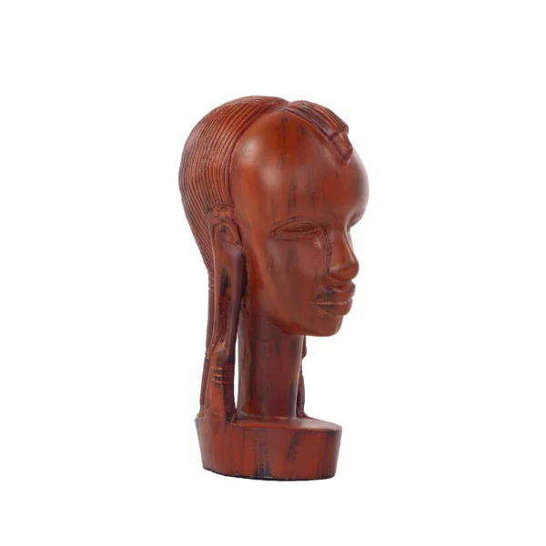Escultura de resina com desenho artístico de um rosto de uma mulher africana com riqueza de detalhes. Adorno de acabamento liso criado para ser exposto sobre mesas, aparadores, estantes e prateleiras. Desenvolvido e fabricado nacionalmente pela Modali Design.