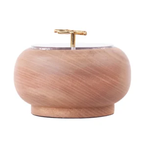 Pote para armazenamento de codimentos feito em madeira tauari com tampa em acrílico transparente e detalhe de puxador em metal dourado. Desenvolvido e fabricado nacionalmente pela Modali Design.