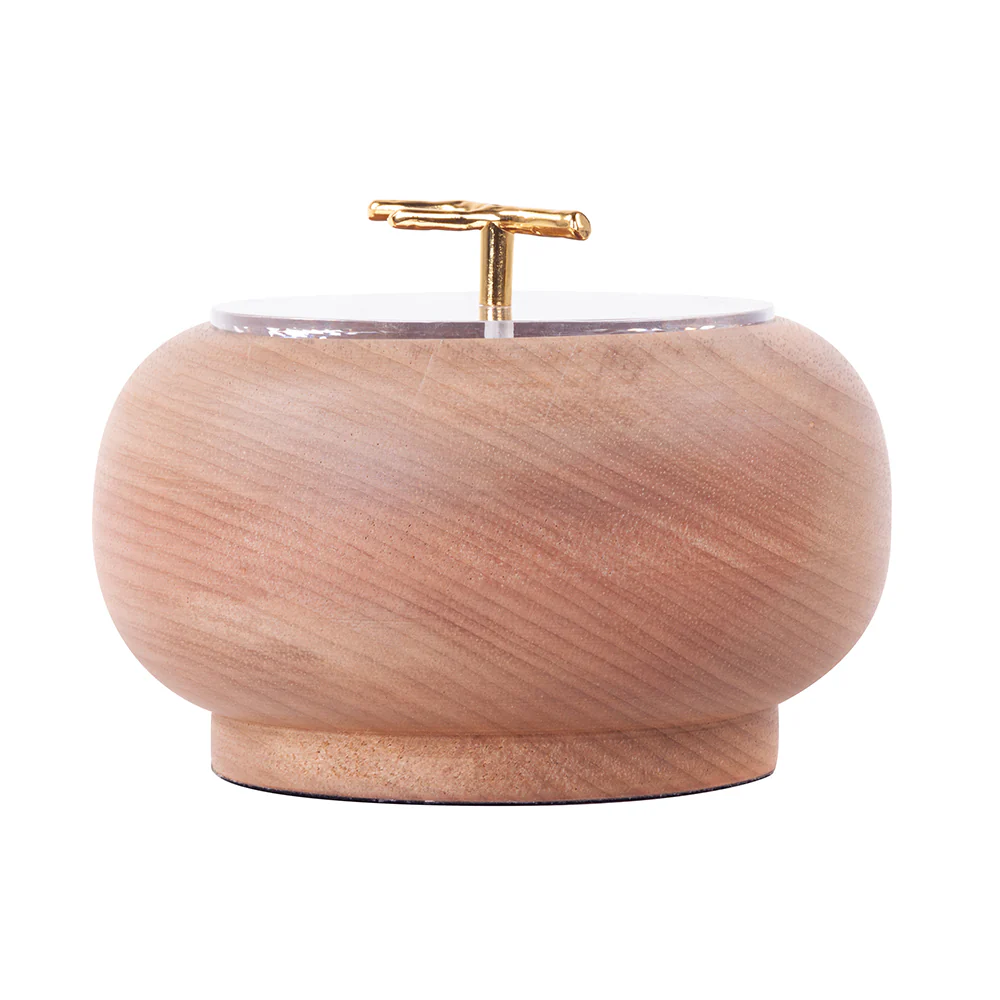 Pote para armazenamento de codimentos feito em madeira tauari com tampa em acrílico transparente e detalhe de puxador em metal dourado. Desenvolvido e fabricado nacionalmente pela Modali Design.