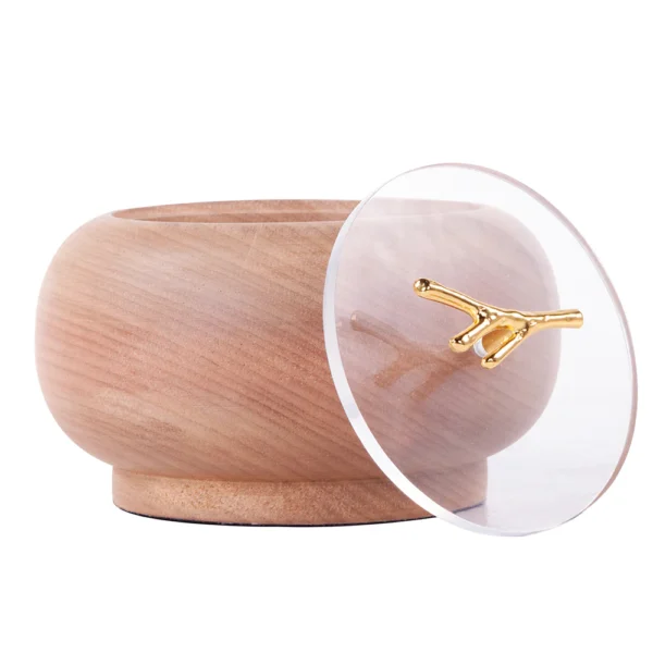 Pote para armazenamento de codimentos feito em madeira tauari com tampa em acrílico transparente e detalhe de puxador em metal dourado. Desenvolvido e fabricado nacionalmente pela Modali Design.