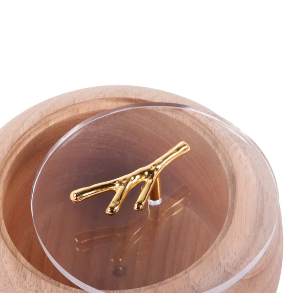 Pote para armazenamento de codimentos feito em madeira tauari com tampa em acrílico transparente e detalhe de puxador em metal dourado. Desenvolvido e fabricado nacionalmente pela Modali Design.