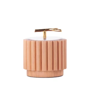 Pote para armazenamento de codimentos feito em madeira tauari com tampa em acrílico transparente e detalhe de puxador em metal dourado. Desenvolvido e fabricado nacionalmente pela Modali Design.