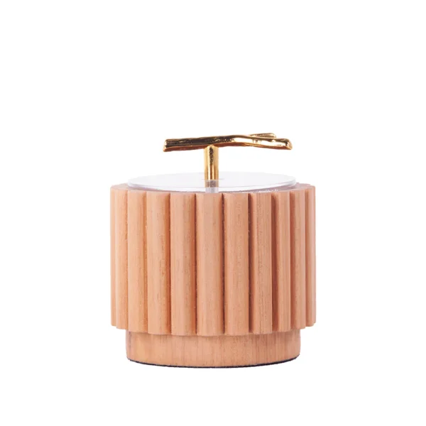 Pote para armazenamento de codimentos feito em madeira tauari com tampa em acrílico transparente e detalhe de puxador em metal dourado. Desenvolvido e fabricado nacionalmente pela Modali Design.