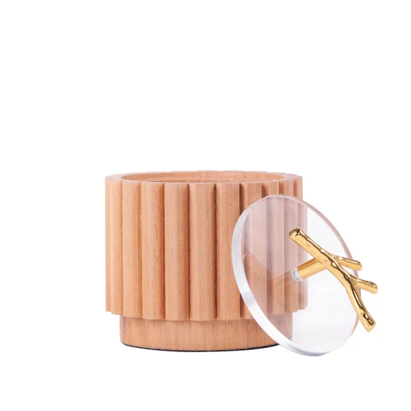 Pote para armazenamento de codimentos feito em madeira tauari com tampa em acrílico transparente e detalhe de puxador em metal dourado. Desenvolvido e fabricado nacionalmente pela Modali Design.