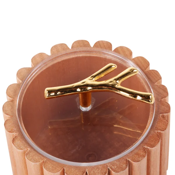 Pote para armazenamento de codimentos feito em madeira tauari com tampa em acrílico transparente e detalhe de puxador em metal dourado. Desenvolvido e fabricado nacionalmente pela Modali Design.